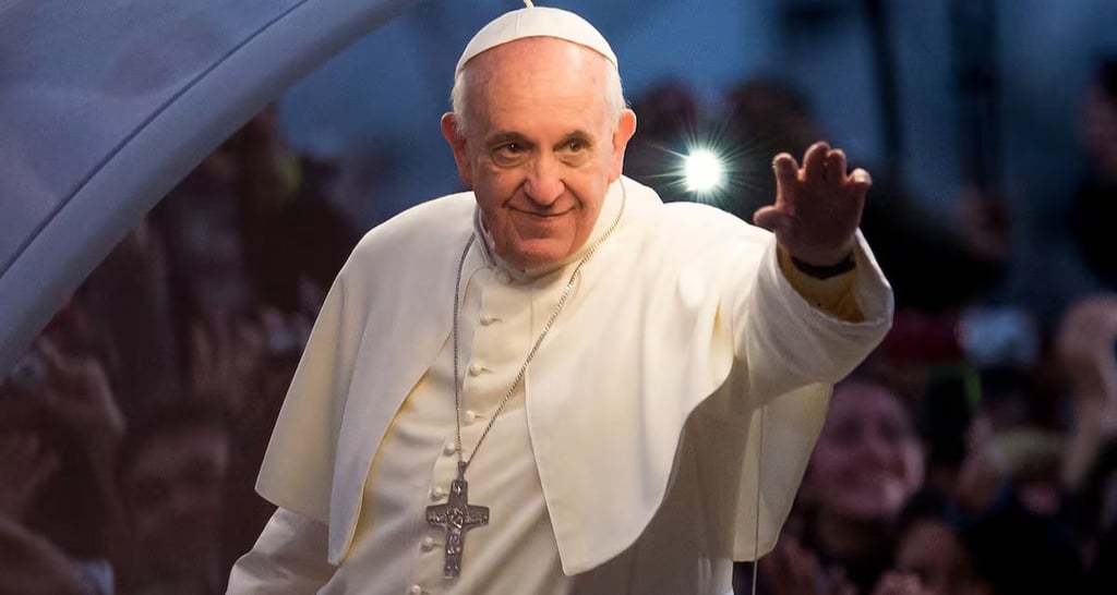 “Si no puedo casarme contigo, me haré sacerdote”: la promesa que marcó la vida del Papa Francisco