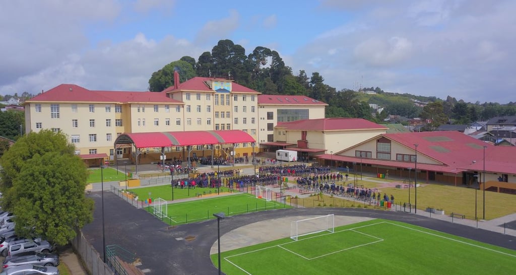 “Mi sala es la puerta al infierno”: Alumna remece con estremecedor relato tras brutal bullying en exclusivo colegio de Puerto Varas