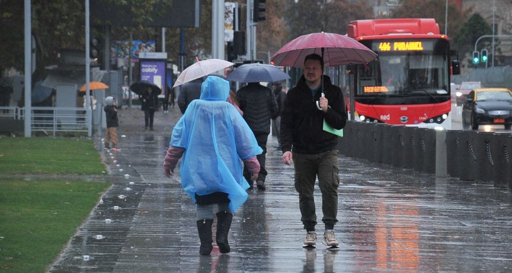 Santiago se alista para la lluvia, viento y posibles cortes: este es el plan de CGE y Enel