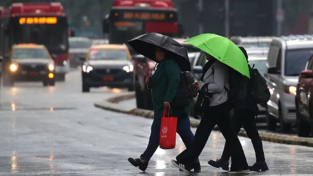 ¡Atención Santiago! Nuevo sistema frontal traerá lluvias y hasta nieve esta semana: ¿Qué días caerá agua?