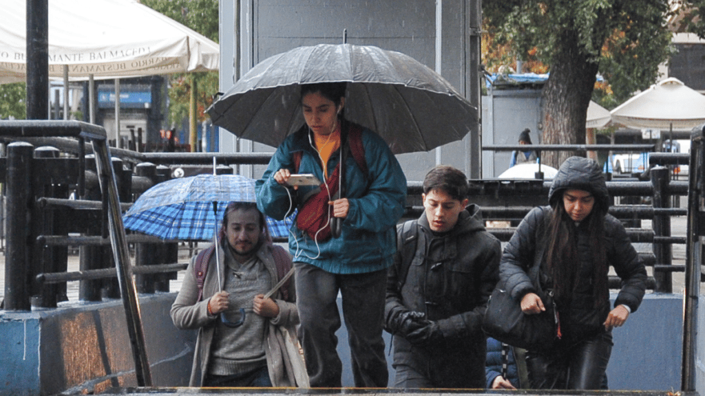 Pronostican nieve y fuertes vientos: 10 comunas de Santiago bajo alerta