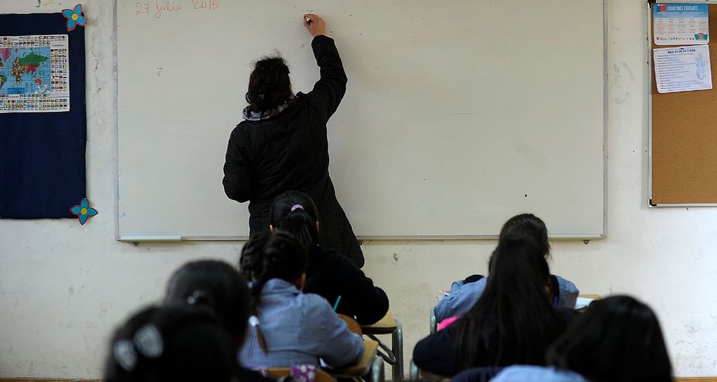 Escándalo en colegio de Temuco: Joven docente habría sido detenida tras ofrecer trío a estudiante
