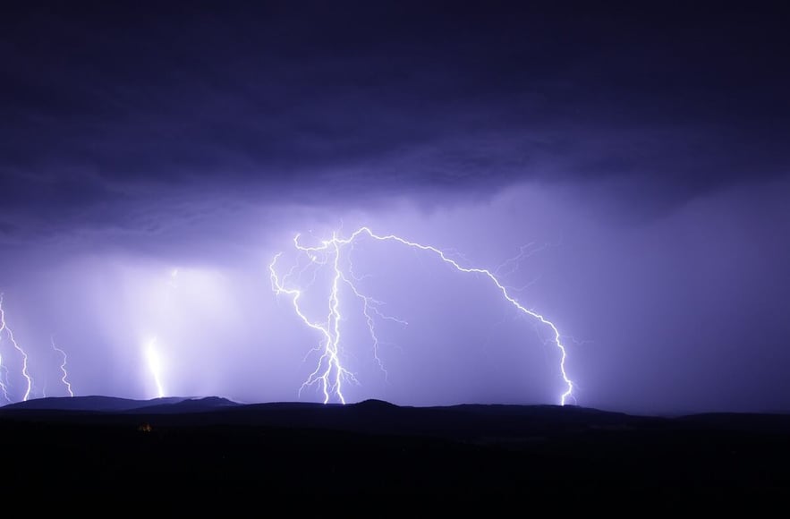 Tormentas eléctricas este domingo: Meteorología lanza alerta para 5 regiones del sur de Chile