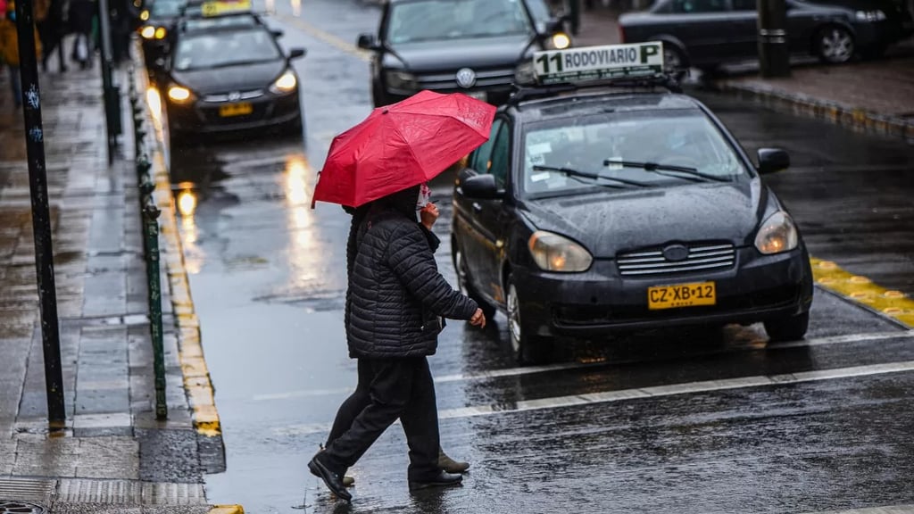 “Se viene la lluvia, y esta vez sí cae en Santiago”: advierten sistema frontal para la capital