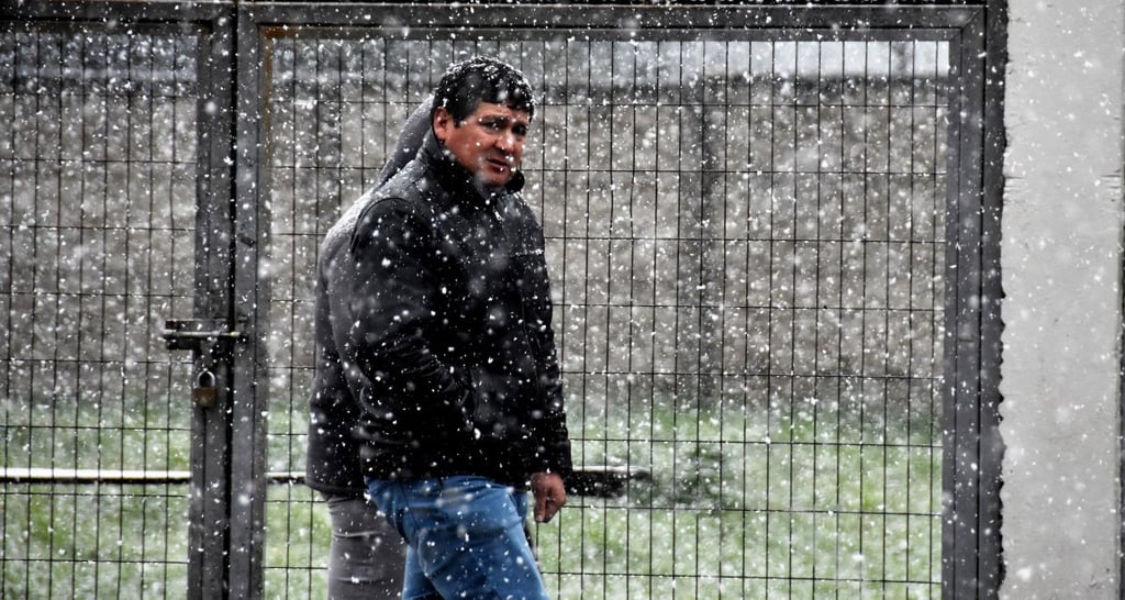 Lluvias, nieve y heladas: emiten urgente aviso para cuatro regiones por fuerte sistema frontal