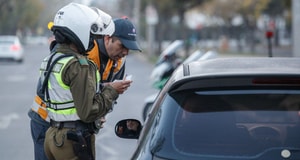 ¿Tu auto tiene restricción este martes en Santiago? Revisa las patentes afectadas hoy