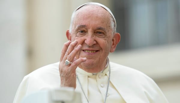 “Sosteniendo un rosario entre las manos”: la imagen del Papa Francisco que conmueve al mundo
