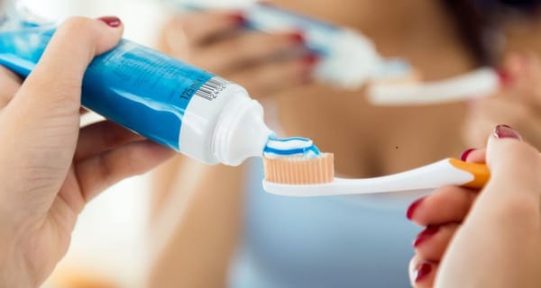 ¿Usas estas marcas? Detectan plomo, arsénico y mercurio en pastas de dientes muy comunes