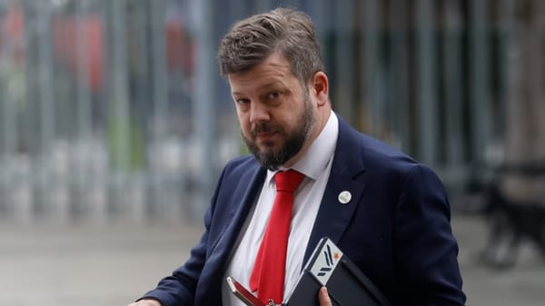 Johannes Kaiser descarta renunciar a su dieta parlamentaria tras decisión de Winter