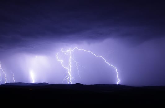 Tormentas eléctricas este domingo: Meteorología lanza alerta para 5 regiones del sur de Chile