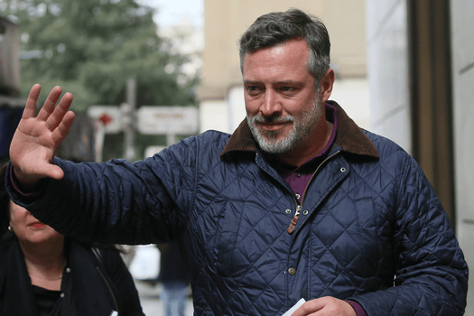 Funcionarios despedidos en Ñuñoa, tras sus licencias, están alzando la voz contra Sichel y sugieren que se busque un permiso médico para justificar las salidas al extranjero.